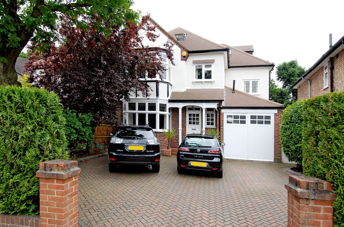 Elegant detatched 1930s 6 bed family house in South West London. Very convenient for the tube and other public transport