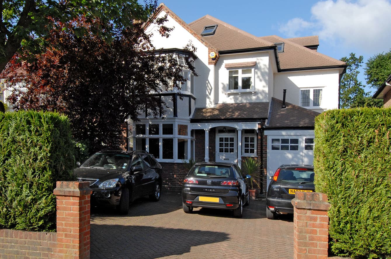 Elegant detatched 1930s 6 bed family house in South West London. Very convenient for the tube and other public transport gallery image 1